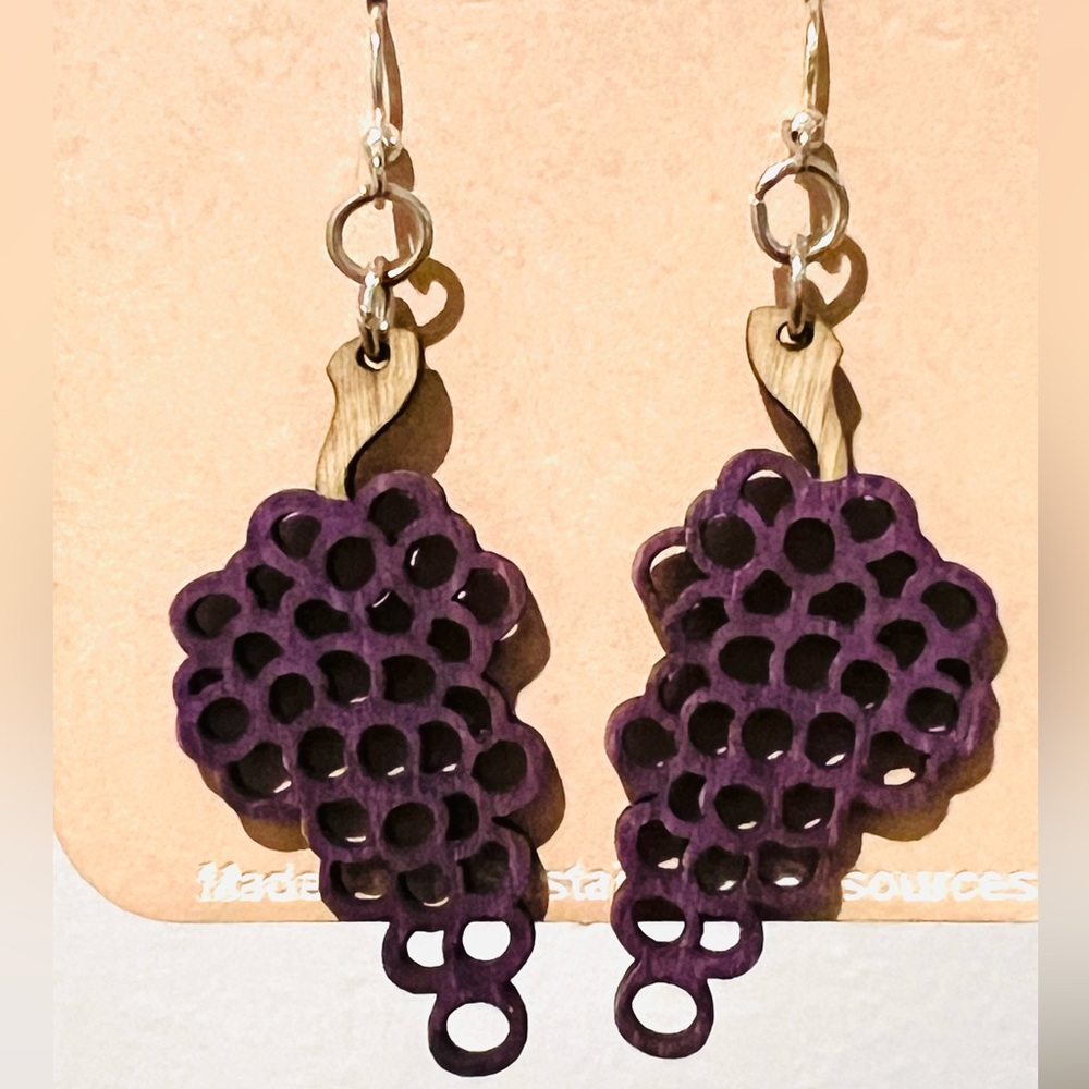 Purple grapes dangle Earrings New on card made in USA 🇺🇸